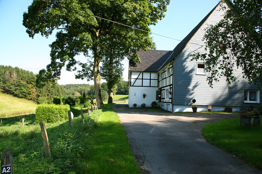 Die alte Hofstelle in Umbeck hat einen L-förmigen Grundriss und ist in Fachwerkbauweise errichtet (2008)
