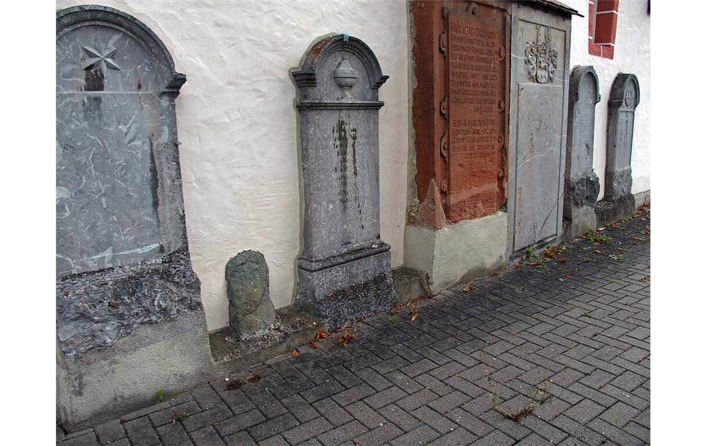 Epitaphen aus Lahnmarmor entlang der Friedhofskirche in St. Georgen (2020)