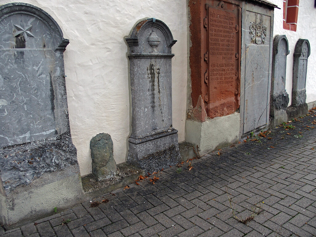 Epitaphen aus Lahnmarmor entlang der Friedhofskirche in St. Georgen (2020)