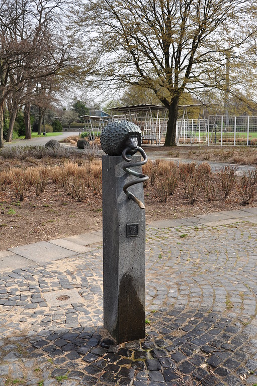 Skulptur "Igel mit Schlange" von Fritz Bermuth (2013)