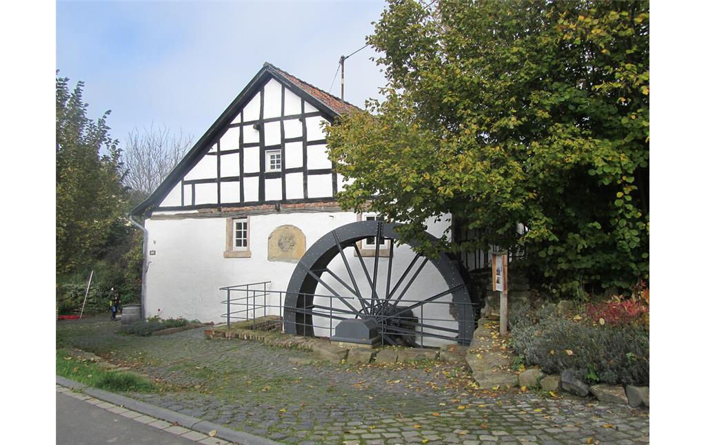 Mühlengebäude und mittelschlächtiges Wasserrad der Wassermühle Lüftelberg (2014)