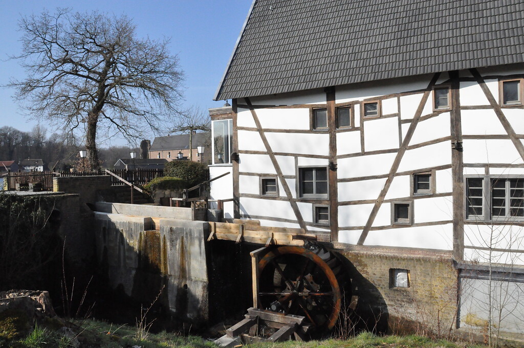 Das Wasserrad der Tüschenbroicher Mühle ist eines der wenigen oberschlächtigen an der Schwalm (2021)