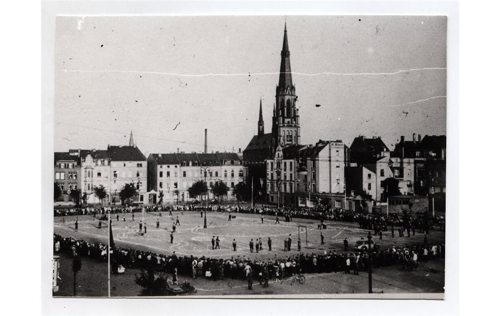 Eine SA-Veranstaltung während der NS-Zeit auf dem Bonner Frankenbadplatz (1930er Jahre)