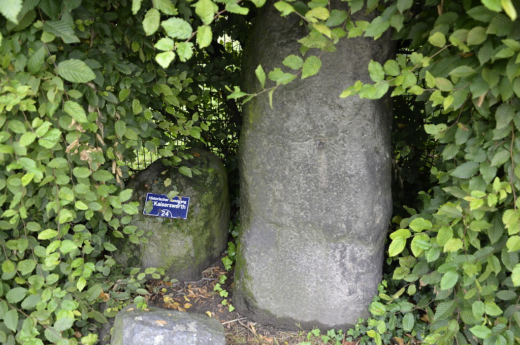 Der 'Menhir von Kaiserswerth', der sich am Zaun des Jüdischen Friedhofs befindet. Er ist Teil des Historischen Rundgangs Kaiserswerth (Aufnahme 2014).