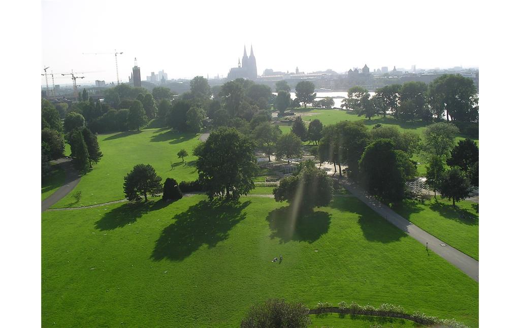 Blick aus der Seilbahn auf den Rheinpark und den Kölner Dom