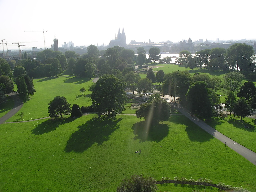 Blick aus der Seilbahn auf den Rheinpark und den Kölner Dom
