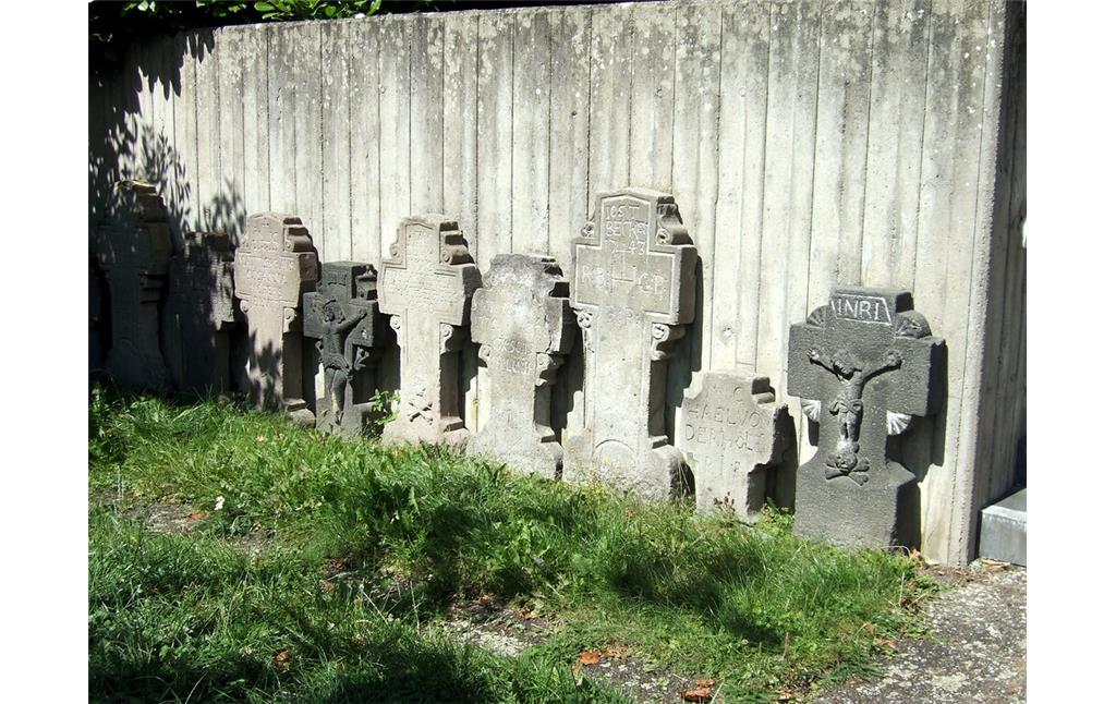Historische Grabkreuze an der Katholischen Pfarrkirche Sankt Sebastian in Sinzig-Bad Bodendorf (2013)