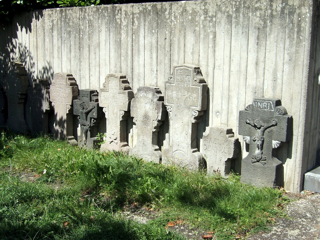 Historische Grabkreuze an der Katholischen Pfarrkirche Sankt Sebastian in Sinzig-Bad Bodendorf (2013)