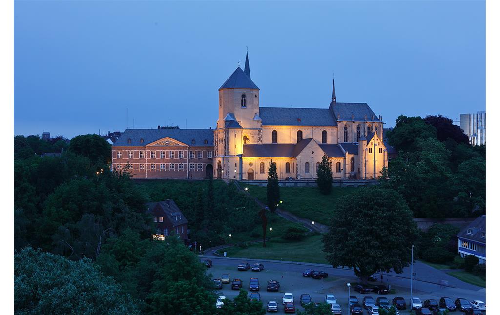 Münster St. Vitus in Mönchengladbach mit Rathaus (2012)