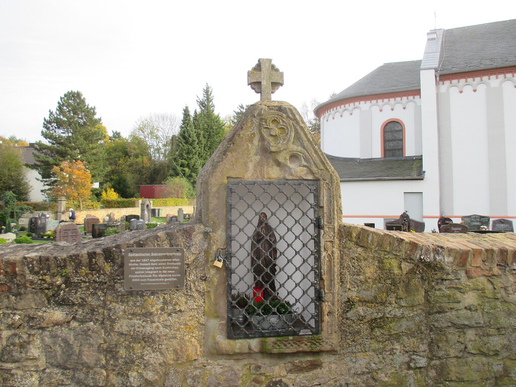 Sakramentsschrein mit Madonna in der Friedhofsmauer Iversheim (2014)