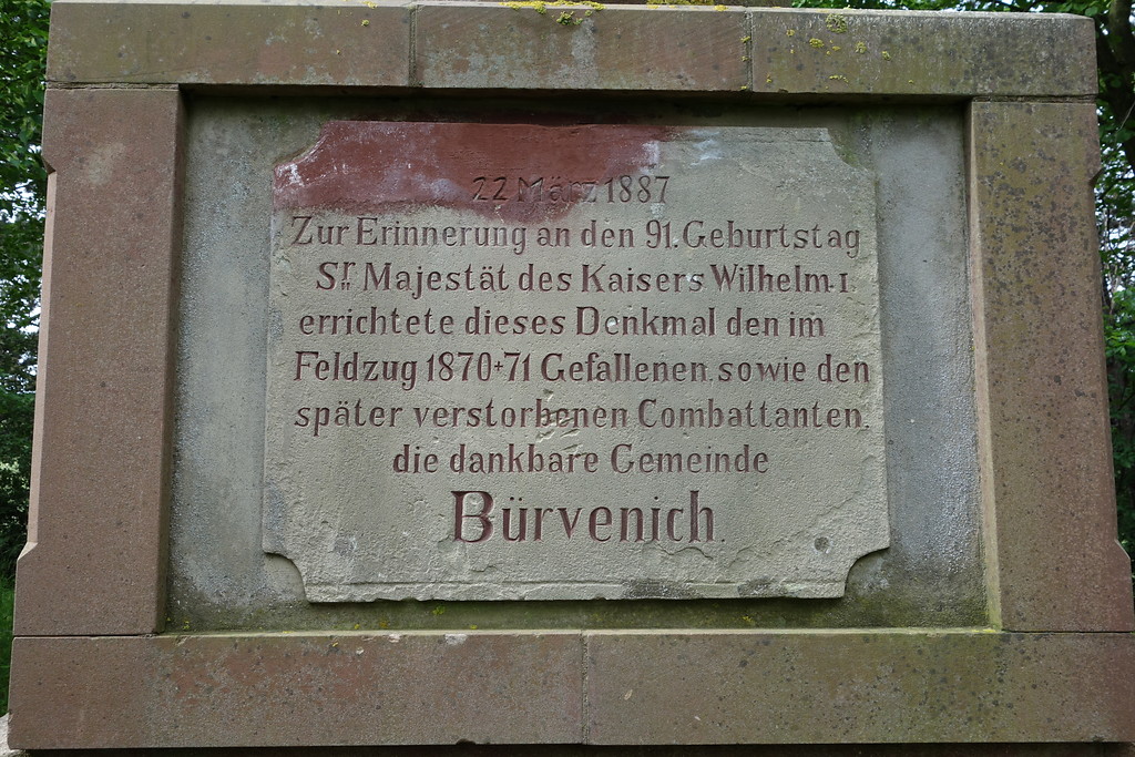Inschrifttafel  auf dem Sockel des Kriegerdenkmals in Bürvenich (2016)