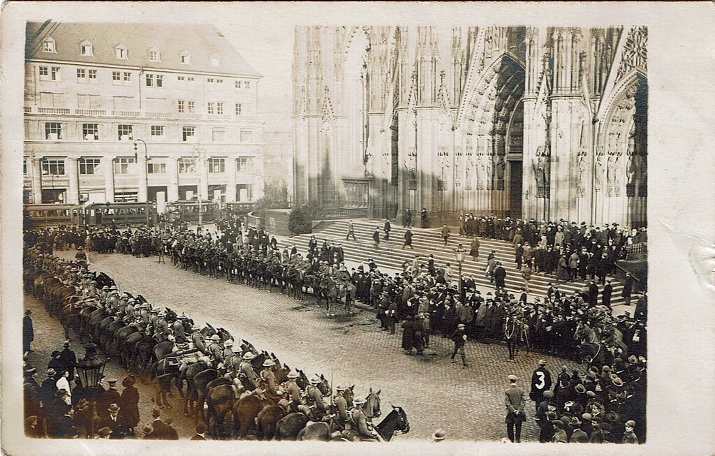 Historische Aufnahme von der Ankunft der englischen Besatzungssoldaten in Köln am 13. Dezember 1918.