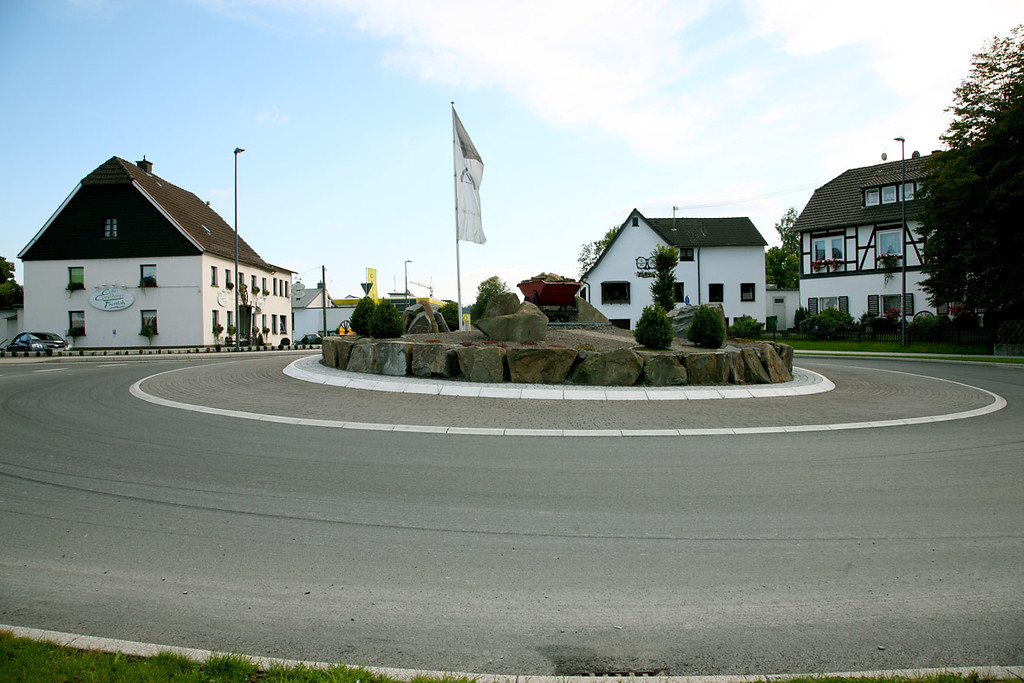 Verkehrsknotenpunkt an der Alten Bergischen Eisenstraße mit den ehemaligen Raststätten für Fuhrleute und der evangelischen Schule in Marienheide-Rodt (2008)