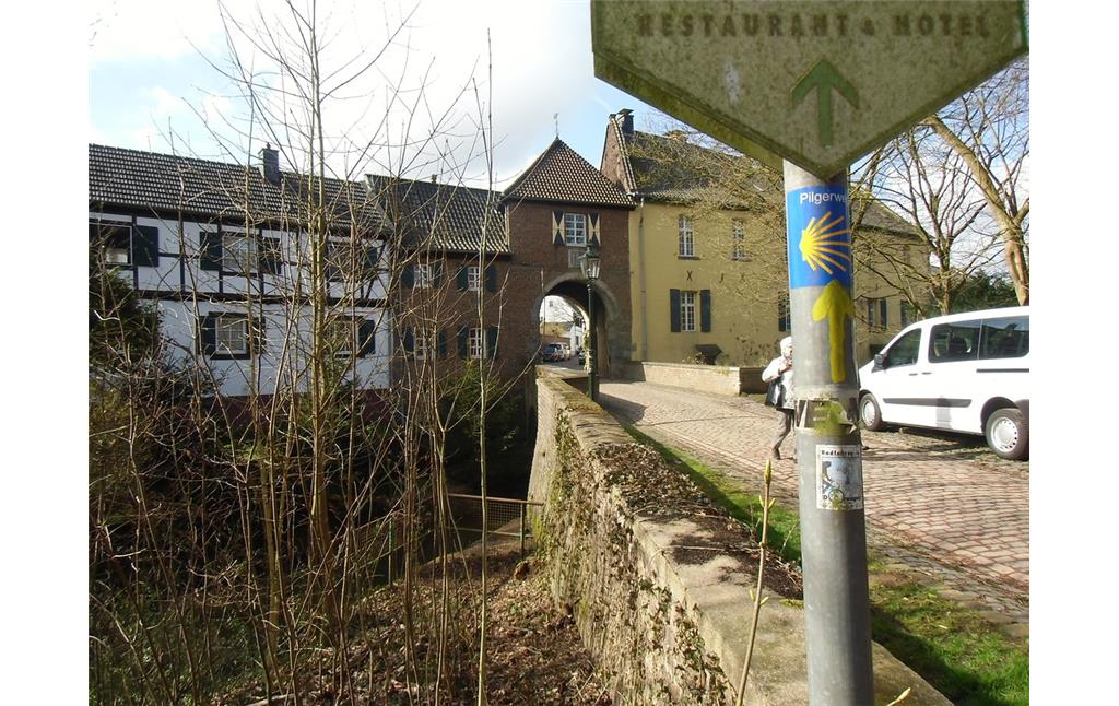 Das Foto zeigt ein Jakobswegezeichen in Bedburg Alt-Kaster (2013)