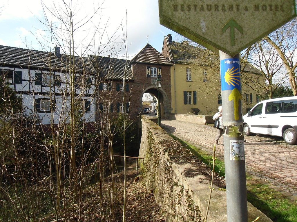Das Foto zeigt ein Jakobswegezeichen in Bedburg Alt-Kaster (2013)