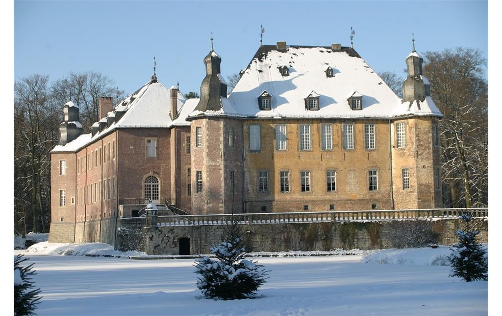 Das Hauptgebäude von Schloss Dyck im Winter (2009).
