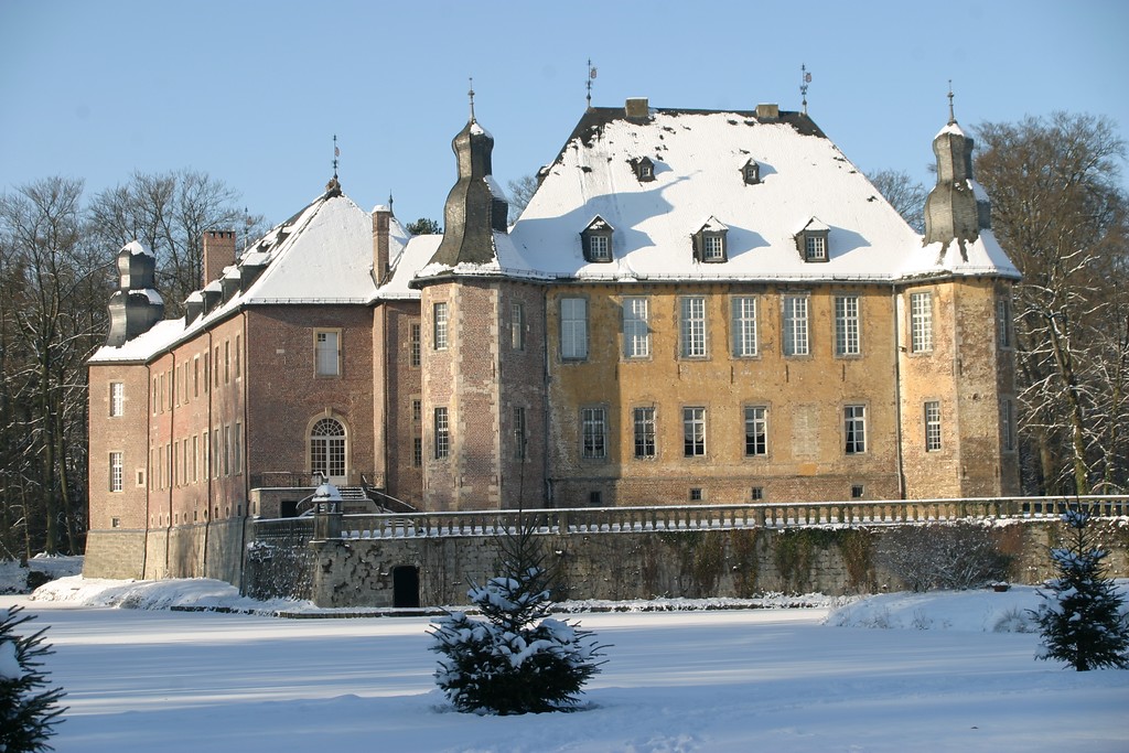 Das Hauptgebäude von Schloss Dyck im Winter (2009).