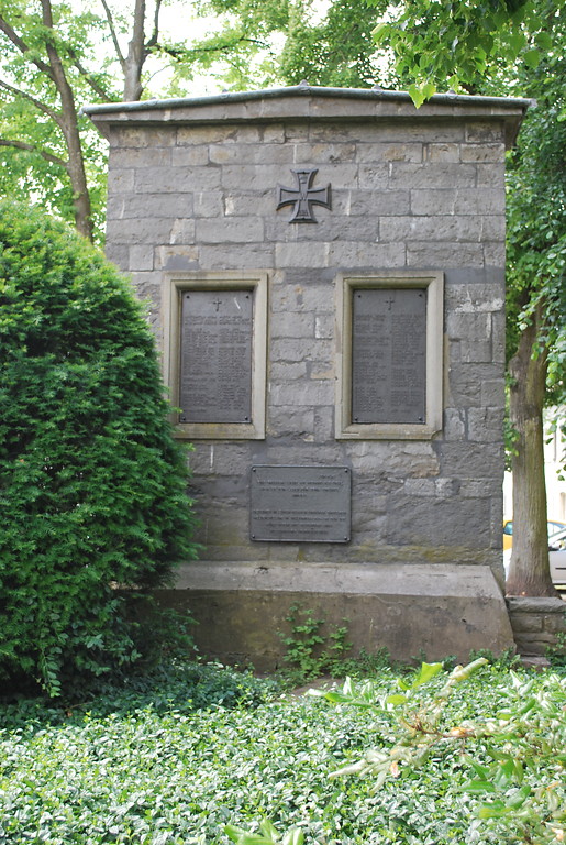 Rückseite der Gedenkstätte am Kloster Saarn. Hier wird an die Toten des Ersten Weltkriegs erinnert (2015).