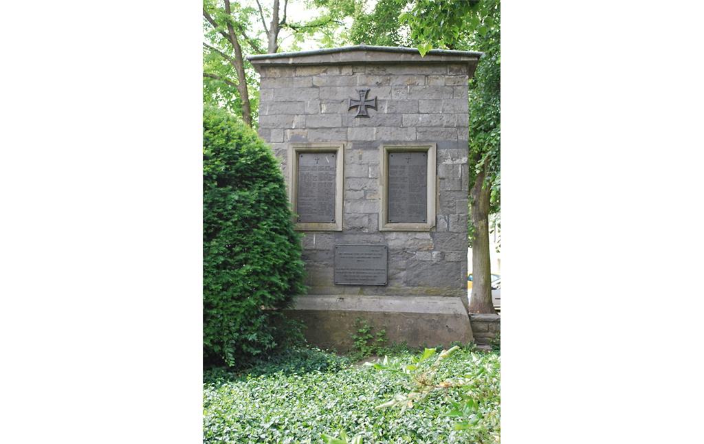 Rückseite der Gedenkstätte am Kloster Saarn. Hier wird an die Toten des Ersten Weltkriegs erinnert (2015).