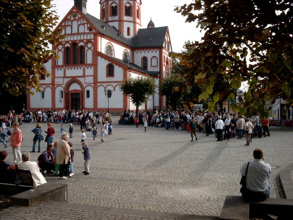 Kirchplatz und Pfarrkirche St. Peter in Sinzig (2002)