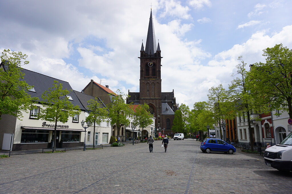 Historischer Ortskern Hüls (2021). Blick über den Marktplatz auf die Kirche St. Cyriakus.