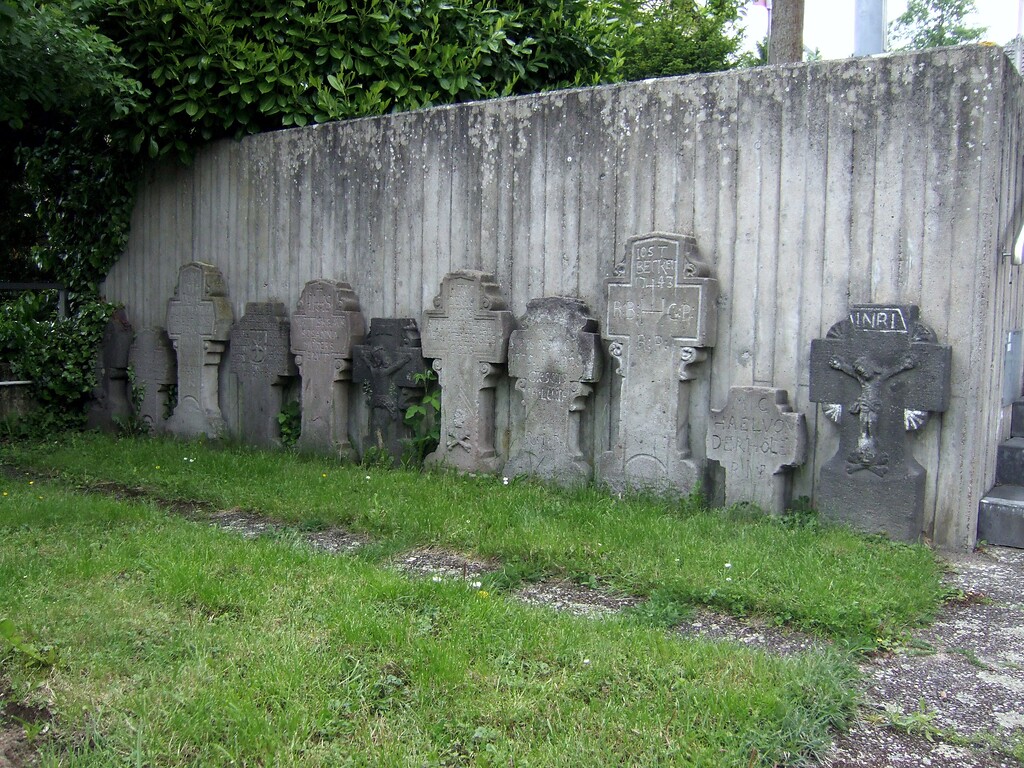 Grabkreuze bei der Katholischen Pfarrkirche Sankt Sebastian in Sinzig-Bad Bodendorf (2012)