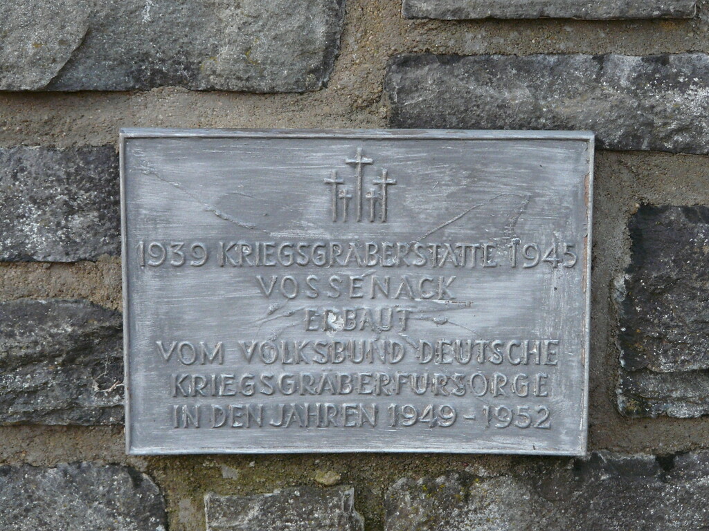 Bild 13: Tafel am Eingangsbereich der Kriegsgräberstätte Vossenack (2012).