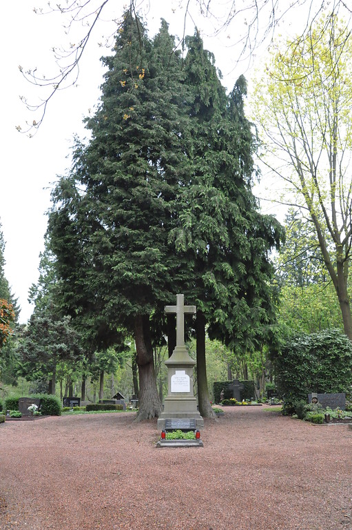 Blick auf das zentrale Hochkreuz auf dem Waldfriedhof Birgelen (2017).