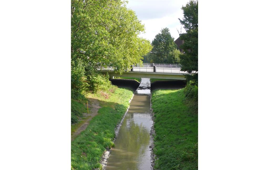 Begradigter Flussverlauf der Emscher in Dortmund (2009)