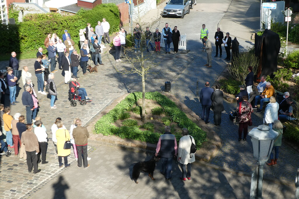 Der Kreis der Besucherinnen und Besucher bei der Übergabe des Mahnmals für die NS-Opfer am 8. Mai 2022 in Nideggen.
