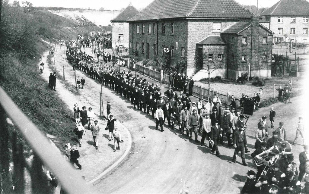 Aufmarsch der Nationalsozialisten in der Bahnstraße der Werkssiedlung Palenberg (historische Aufnahme)
