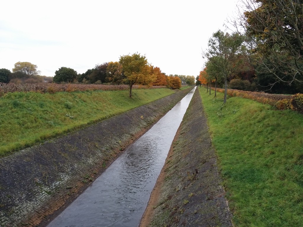 Der Kölner Randkanal entstand in der zweiten Hälfte der 1950er Jahre. Er fasst in einem gemauerten Kanal die Sümpfungswässer des Braunkohlentagebaus sowie Oberflächenabflüsse (2015).