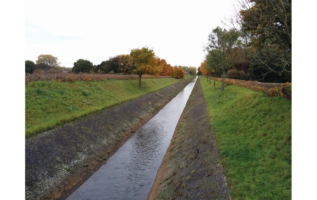 Der Kölner Randkanal entstand in der zweiten Hälfte der 1950er Jahre. Er fasst in einem gemauerten Kanal die Sümpfungswässer des Braunkohlentagebaus sowie Oberflächenabflüsse (2015).
