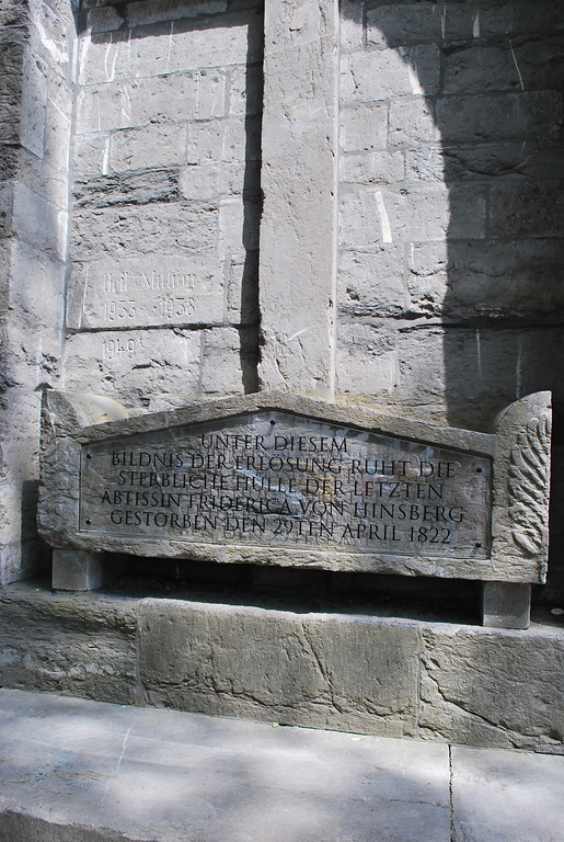 Gedenkstätte am Kloster Saarn mit Inschrift, die auf das Grab der letzten Äbtissin des Klosters hinweist. Sie starb am 29.4.1822. Die Aufnahme stammt von 2015.