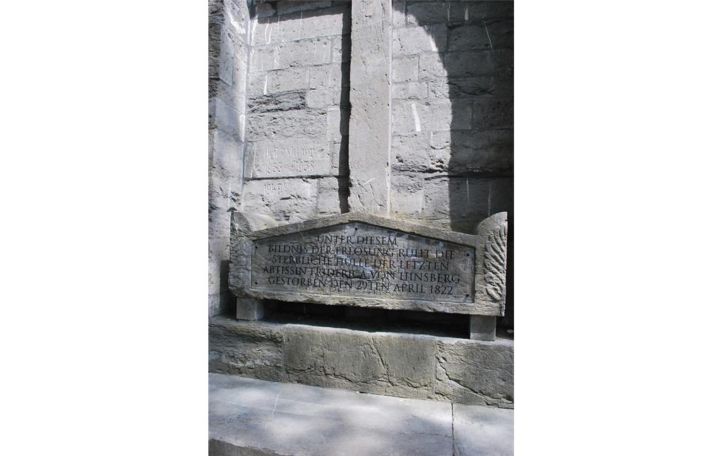 Gedenkstätte am Kloster Saarn mit Inschrift, die auf das Grab der letzten Äbtissin des Klosters hinweist. Sie starb am 29.4.1822. Die Aufnahme stammt von 2015.