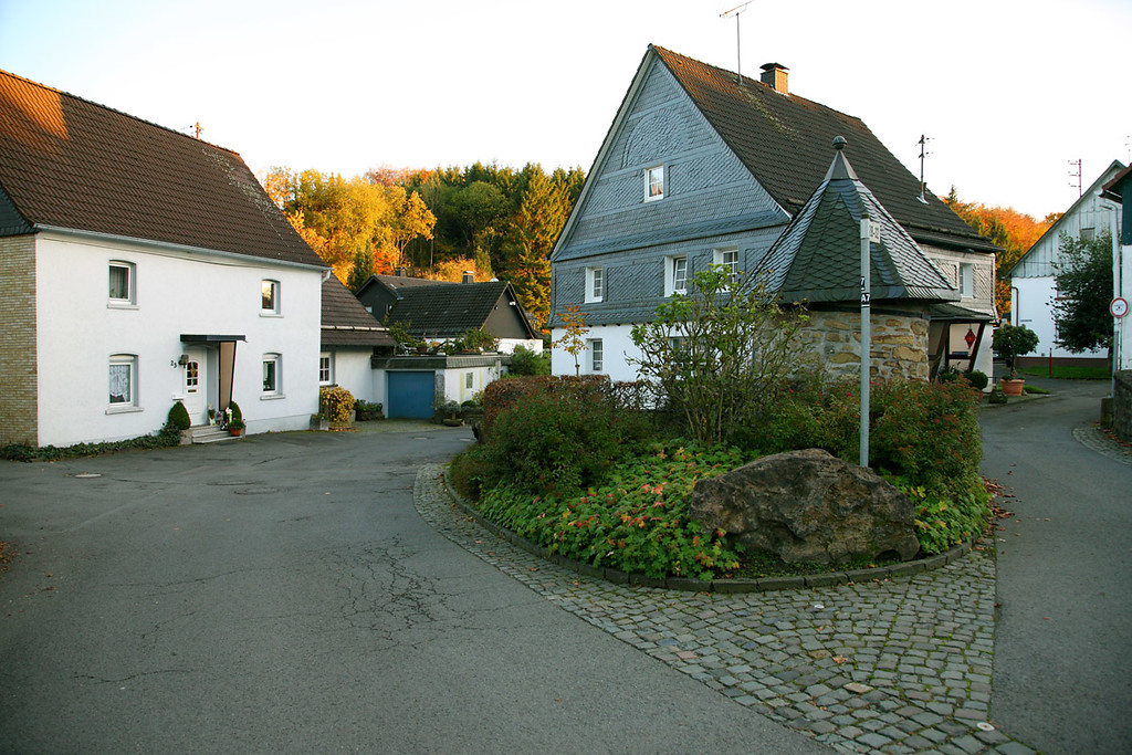 Historischer Ortskern mit denkmalgeschütztem Brunnenhaus von Stülinghausen (2008)