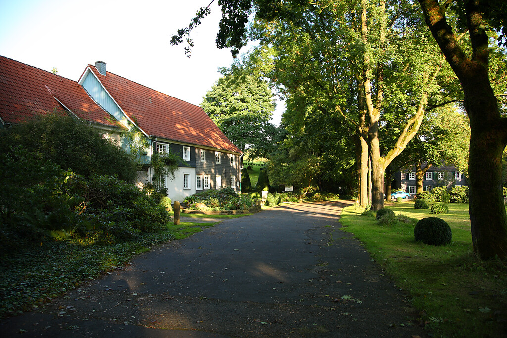 Historisches Gebäude mit trauseitger Verschieferung und verbretterten Giebeln in Niedernfeld (2008)