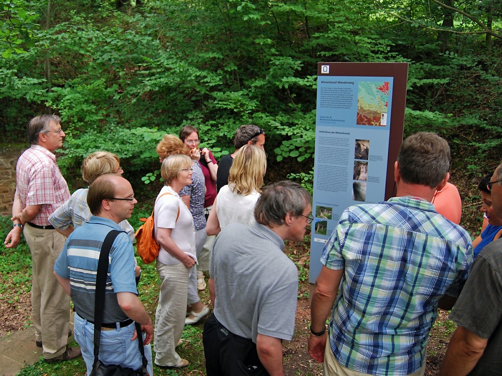 Besuchergruppe an der Kanalmeisterei der Wasserleitung Breitenbenden (2012)