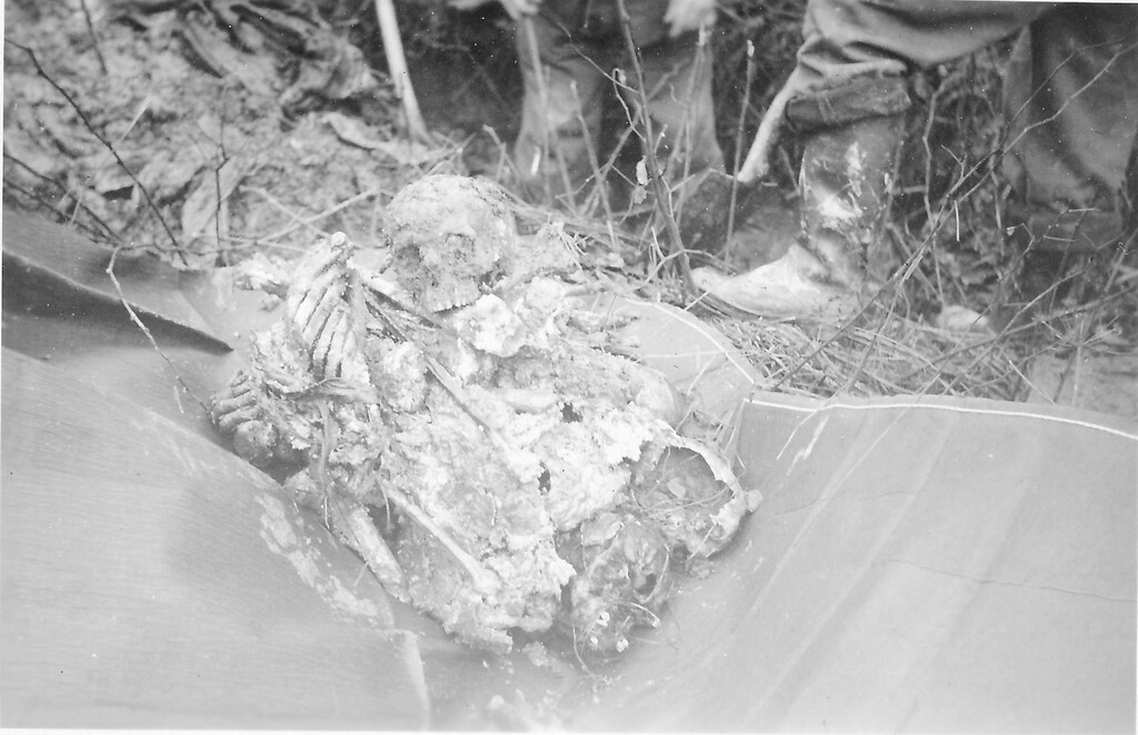 Bild 4: Eine Umbettungsaktion in Raffelsbrand. Aus dem Grab konnten die Überreste von sechs Toten geborgen und auf die Kriegsgräberstätte Hürtgen überführt werden (Aufnahmedatum unbekannt).