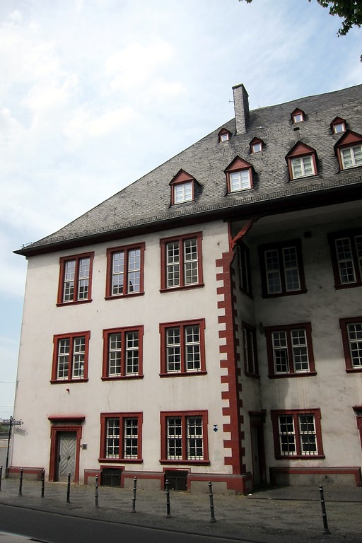 Teilansicht der "Alten Burg" am Moselufer in Koblenz (2014)