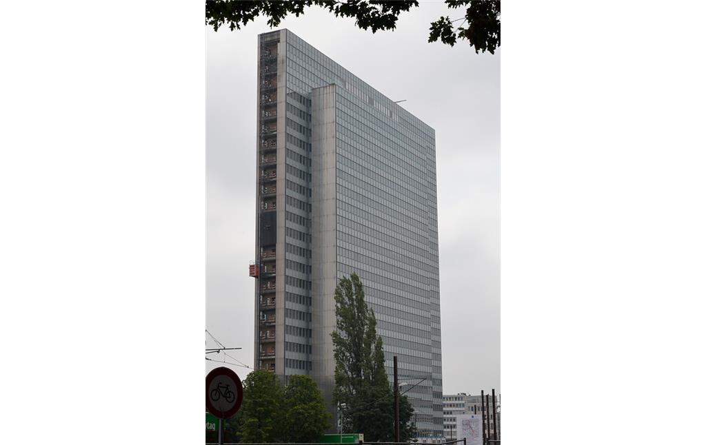 Dreischeibenhaus in Düsseldorf. Es beheimatete bis 2010 den Firmensitz von Thyssen Krupp. Auch weiterhin soll es als Bürogebäude genutzt werden. Zum Zeitpunkt der Aufnahme (Juli 2014) wird es gerade saniert.