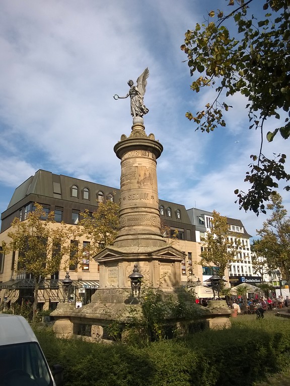 Kriegerdenkmal "Siegessäule" auf dem Marktplatz in Siegburg (2014)
