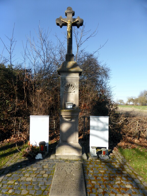 Friedhofskreuz in Franken (2023)