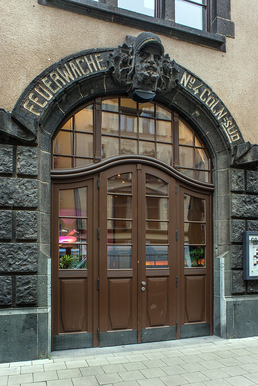 Blick auf eine Tür der Außenfassade der Feuerwache an der Vondelstraße im Kölner Süden (2018).