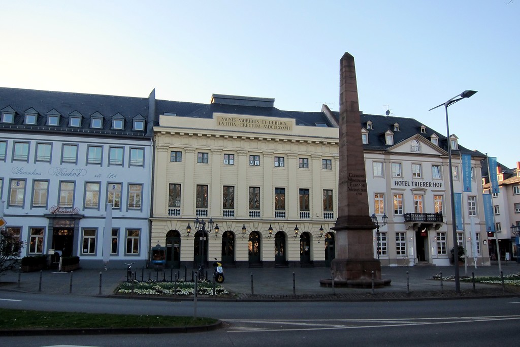 Der Deinhardplatz in Koblenz mit dem Stadttheater und dem dem Trierer Kurfürsten und Erzbischof Clemens Wenzeslaus gewidmete Obelisk (2014).