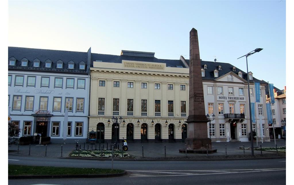 Der Deinhardplatz in Koblenz mit dem Stadttheater und dem dem Trierer Kurfürsten und Erzbischof Clemens Wenzeslaus gewidmete Obelisk (2014).