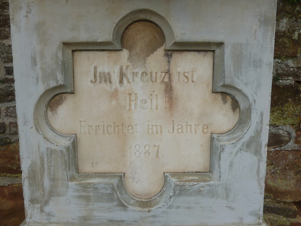 Der Schriftzug am Sandsteinkreuz an der Ecke Rote Erde / Weberstraße in Glehn lautet: "Im Kreuz ist Heil! - Errichtet im Jahre 1887" (2014)