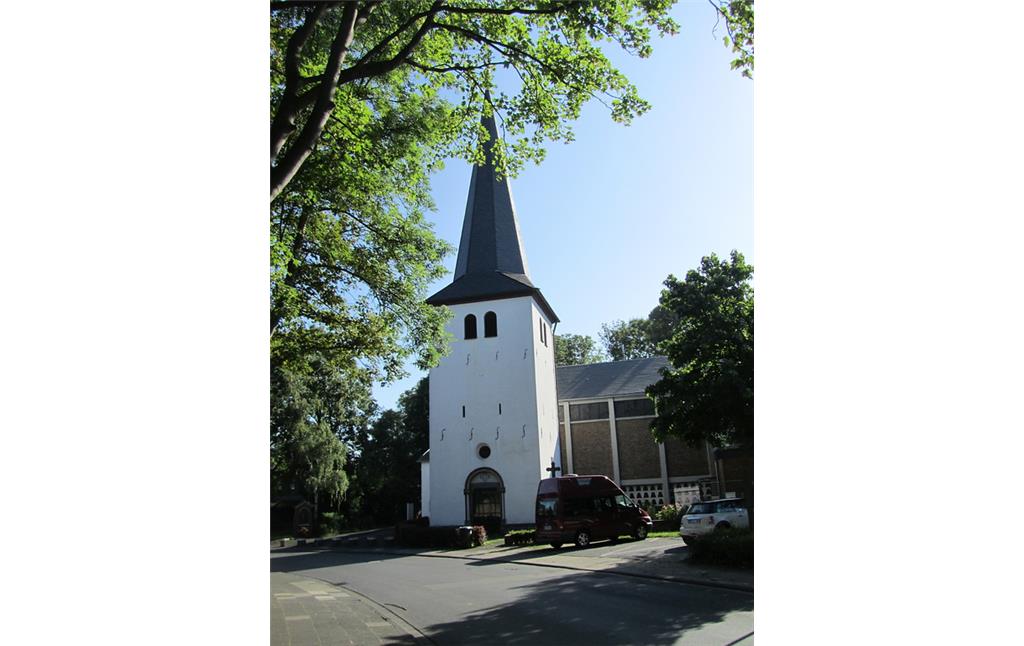 Kirchturm der Katholischen Kirche Sankt Johann Baptist in Kendenich (2014)