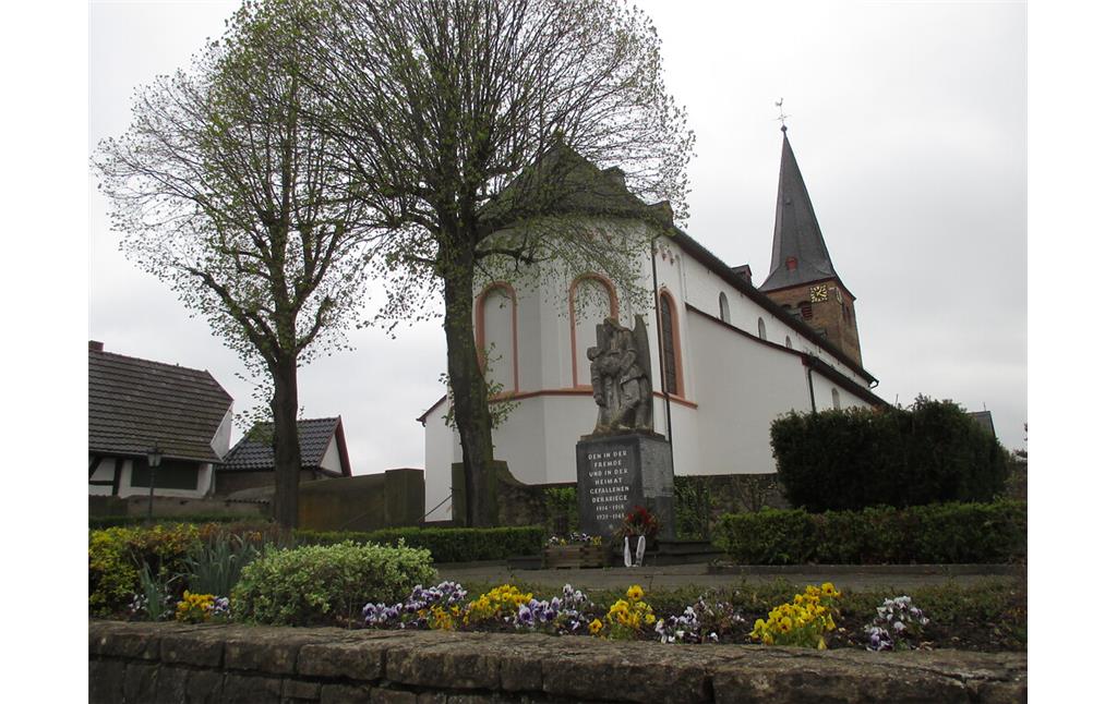 Kriegerdenkmal vor der katholischen Pfarrkirche Sankt Pankratius in Lommersum (2015)