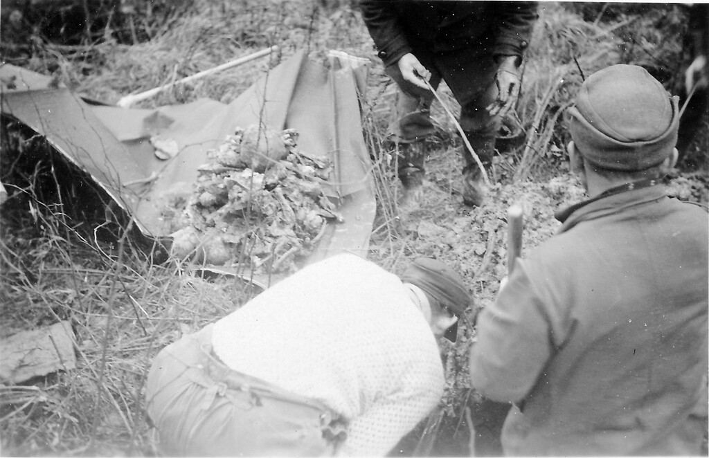 Bild 3: Eine Umbettungsaktion in Raffelsbrand. Aus dem Grab konnten die Überreste von sechs Toten geborgen und auf die Kriegsgräberstätte Hürtgen überführt werden (Aufnahmedatum unbekannt).